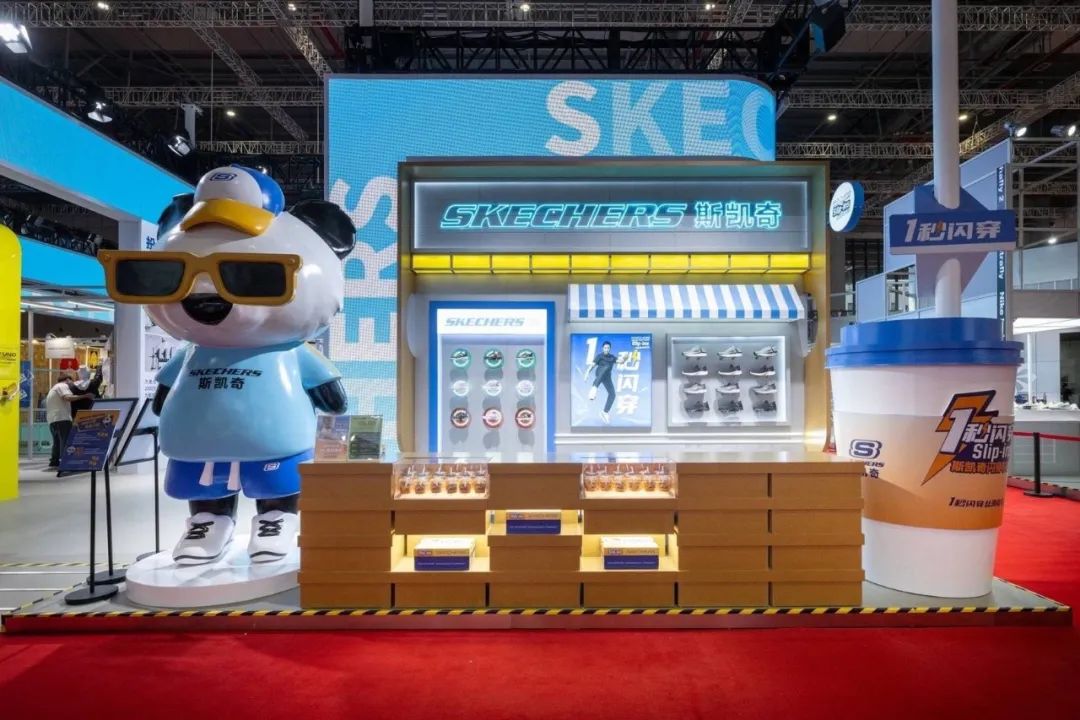 武漢展覽設(shè)計搭建公司領(lǐng)你看最具有創(chuàng)意00家企業(yè)展臺的2023進博會（斯凱奇展臺）4