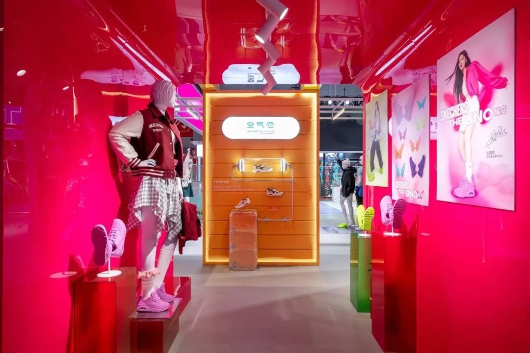 武漢展覽設(shè)計搭建公司領(lǐng)你看最具有創(chuàng)意00家企業(yè)展臺的2023進博會（斯凱奇展臺）3